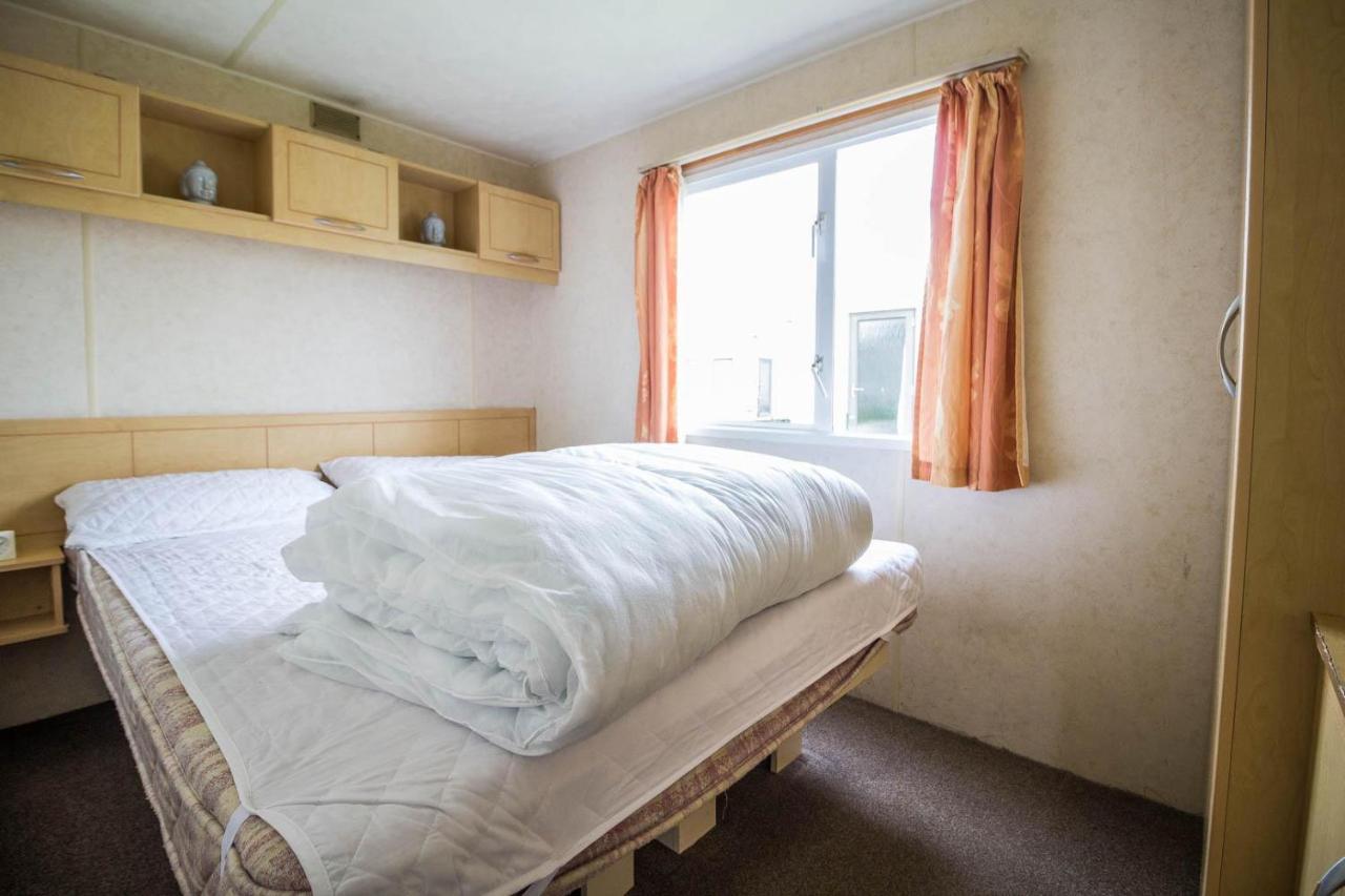 6 Berth Caravan For Hire At Martello Beach Holiday Park In Essex Ref 29017Y Hotel Clacton-on-Sea Exterior photo