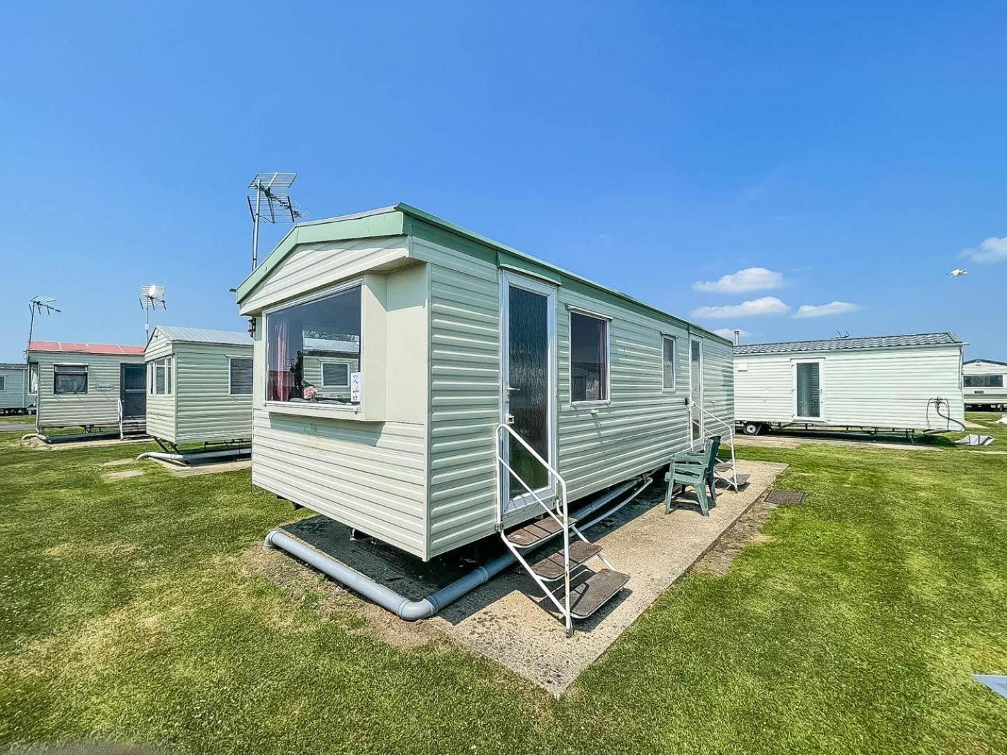 6 Berth Caravan For Hire At Martello Beach Holiday Park In Essex Ref 29017Y Hotel Clacton-on-Sea Exterior photo